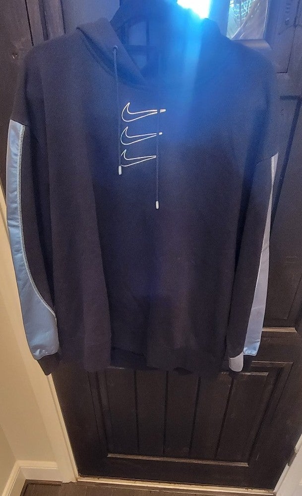 Nike Women's Oversized Fleece Graphic Hoodie in Black.