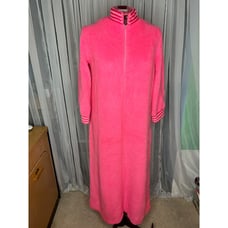 Robe fuzzy hot pink