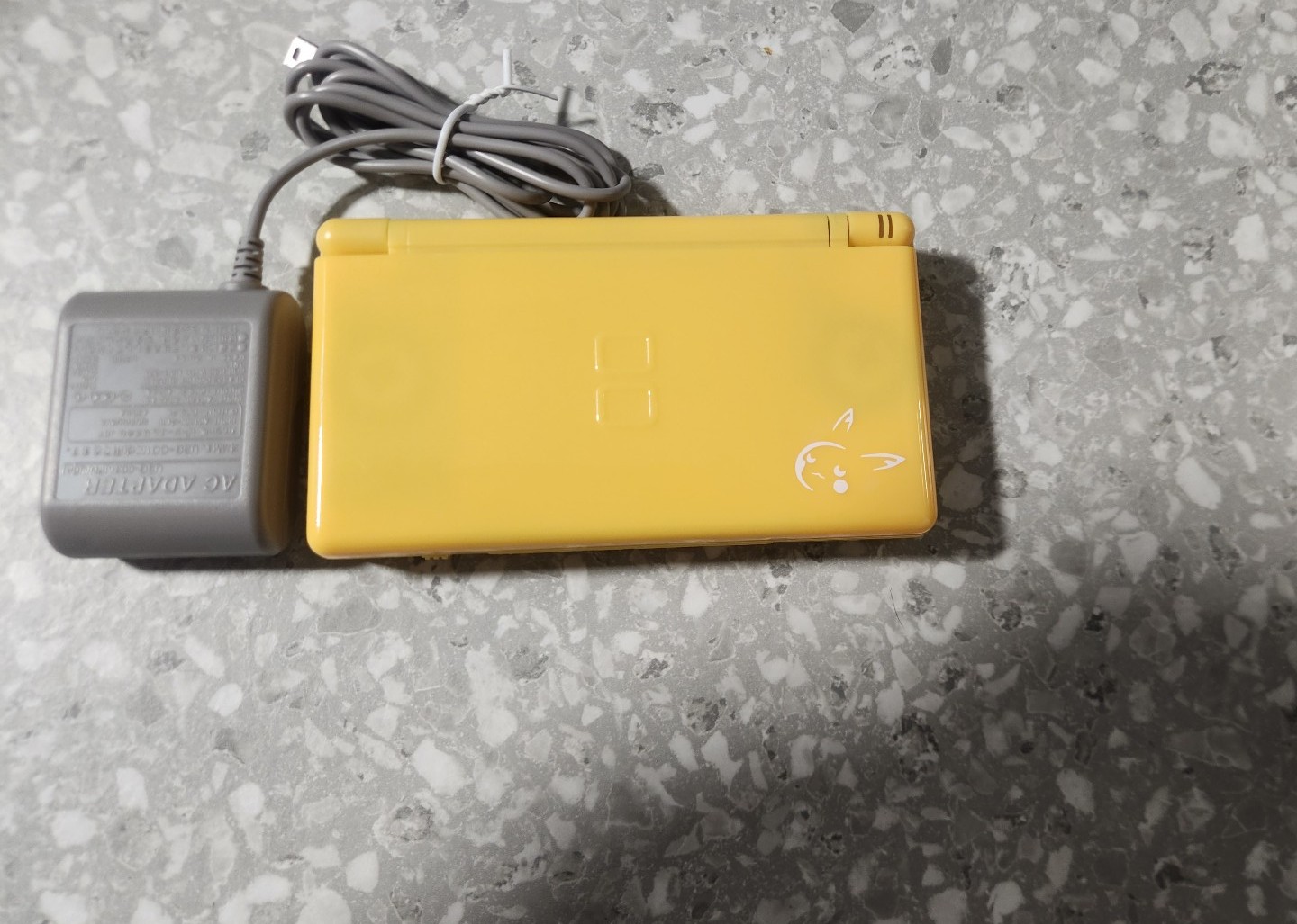 Nintendo DS Lite Pikachu yellow