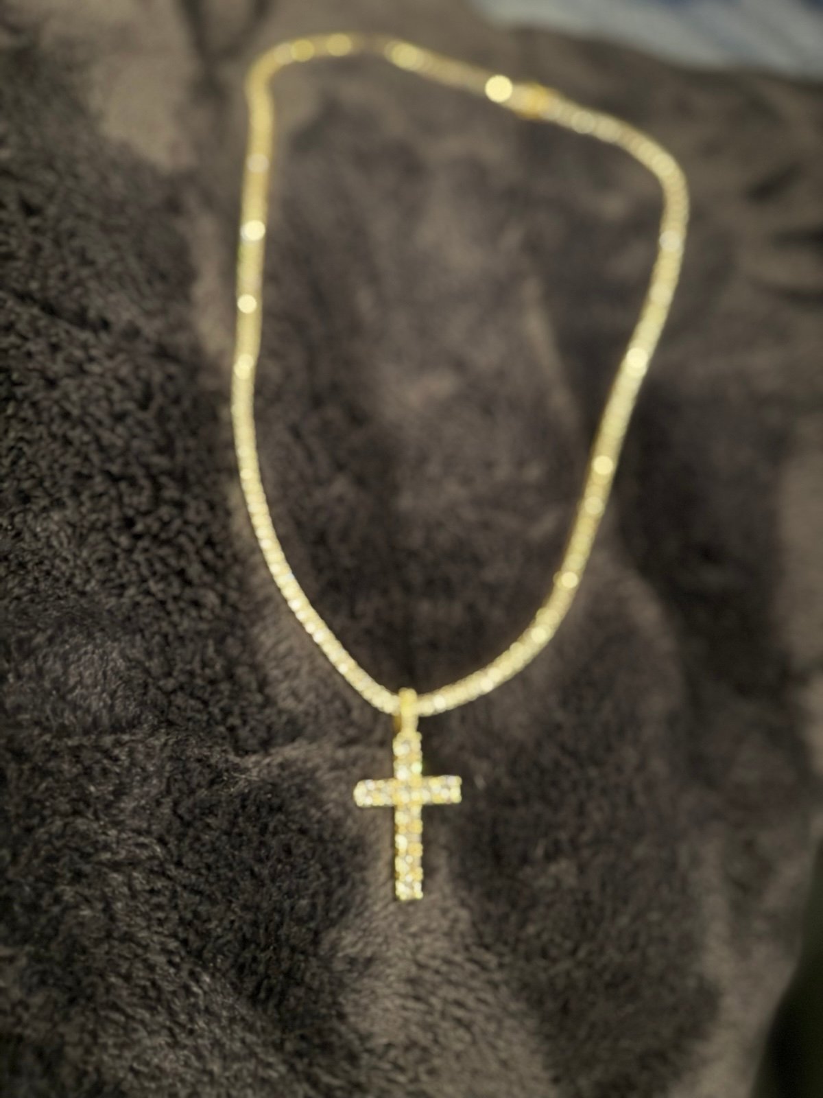 Tennis chain with cross pendant