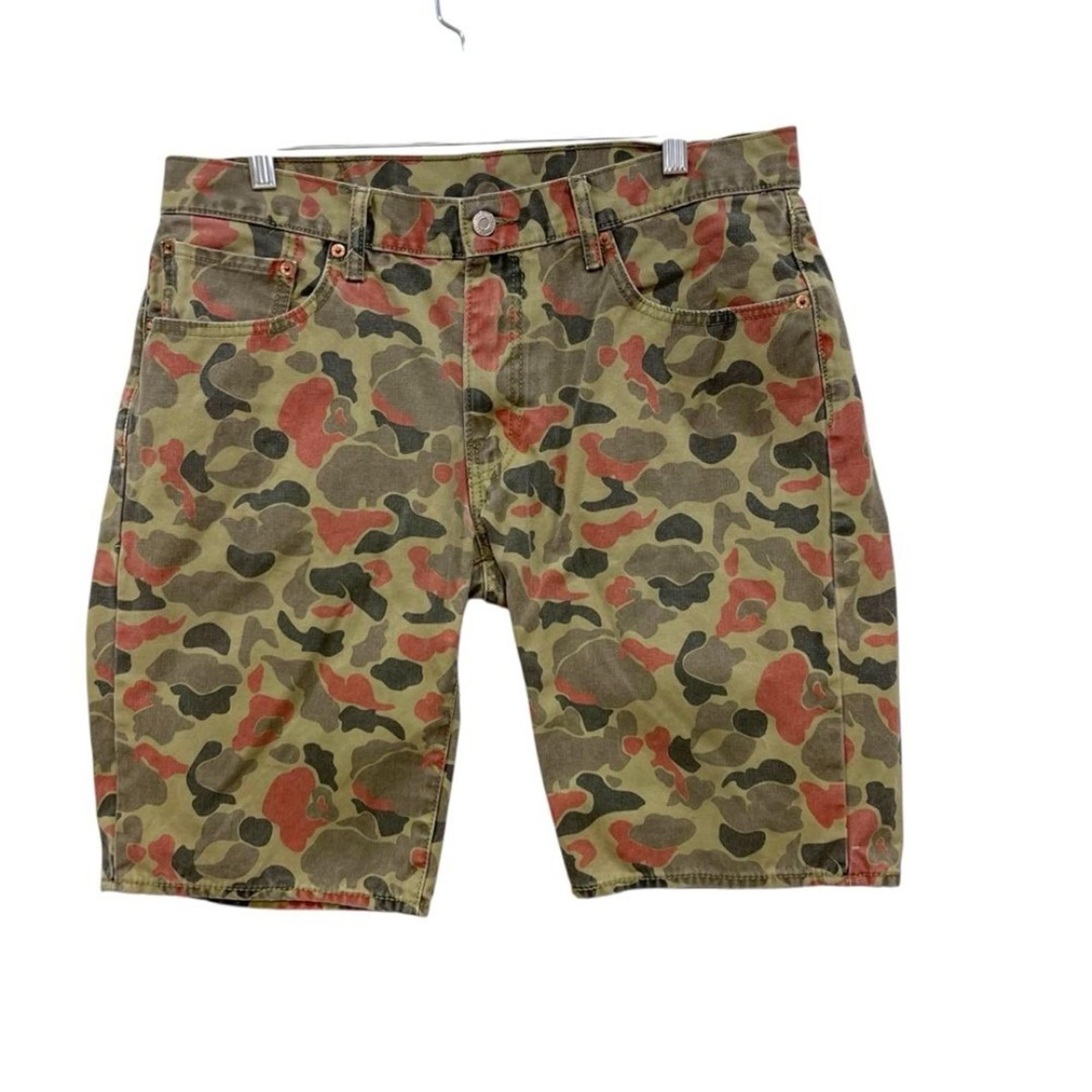 Levi’s 504 Regular Fit Red Green Camo Shorts Pockets Casual Belt Loops Mens 36