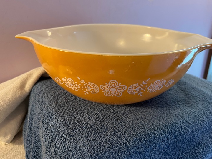 Pyrex mixing bowl gold or mustard color butterfly flower 4 quart large bowl CH91