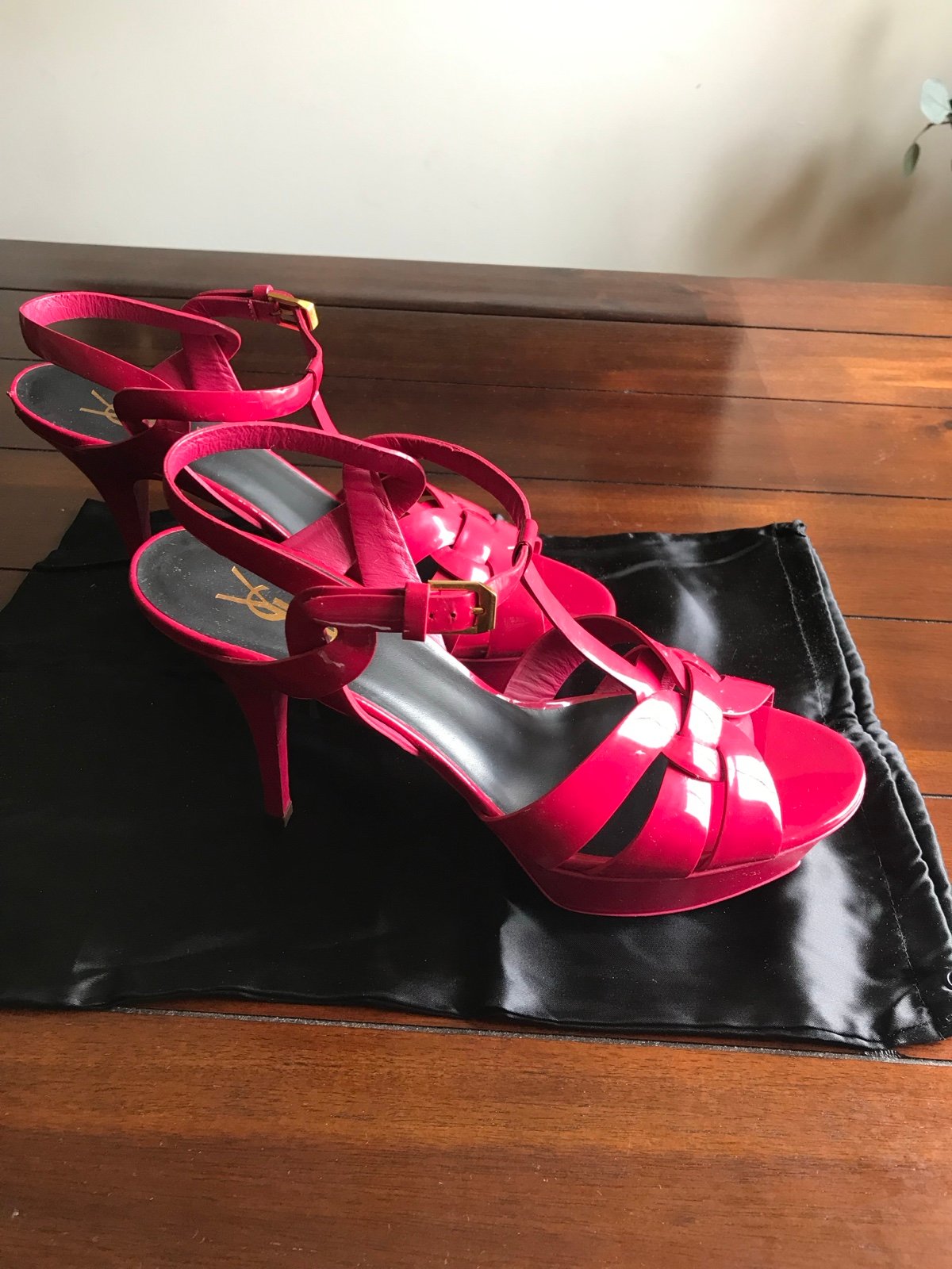 YSL Tribute patent leather sandals in Fuchsia