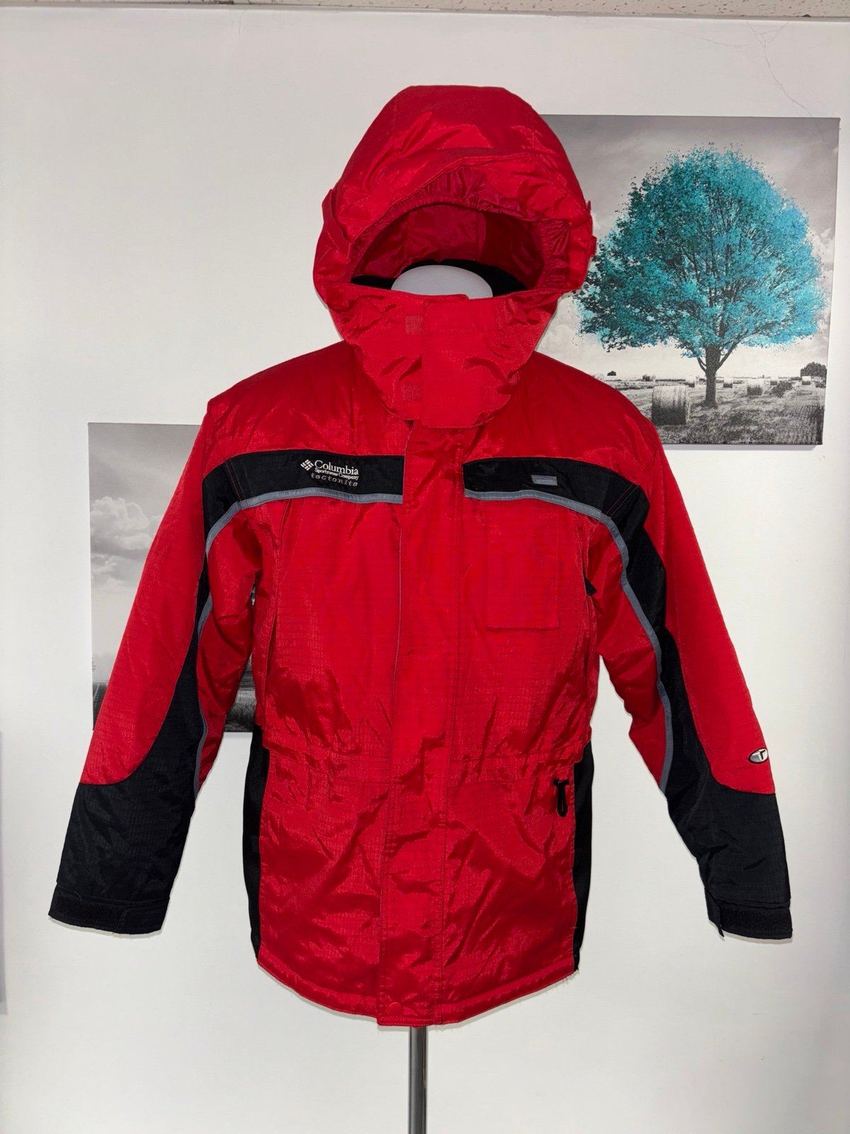 Columbia winter coat youth size 18/20 Excellent condition adjustable waist strip