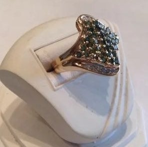 ♥ 14-Karat Green and White Diamond Ring
