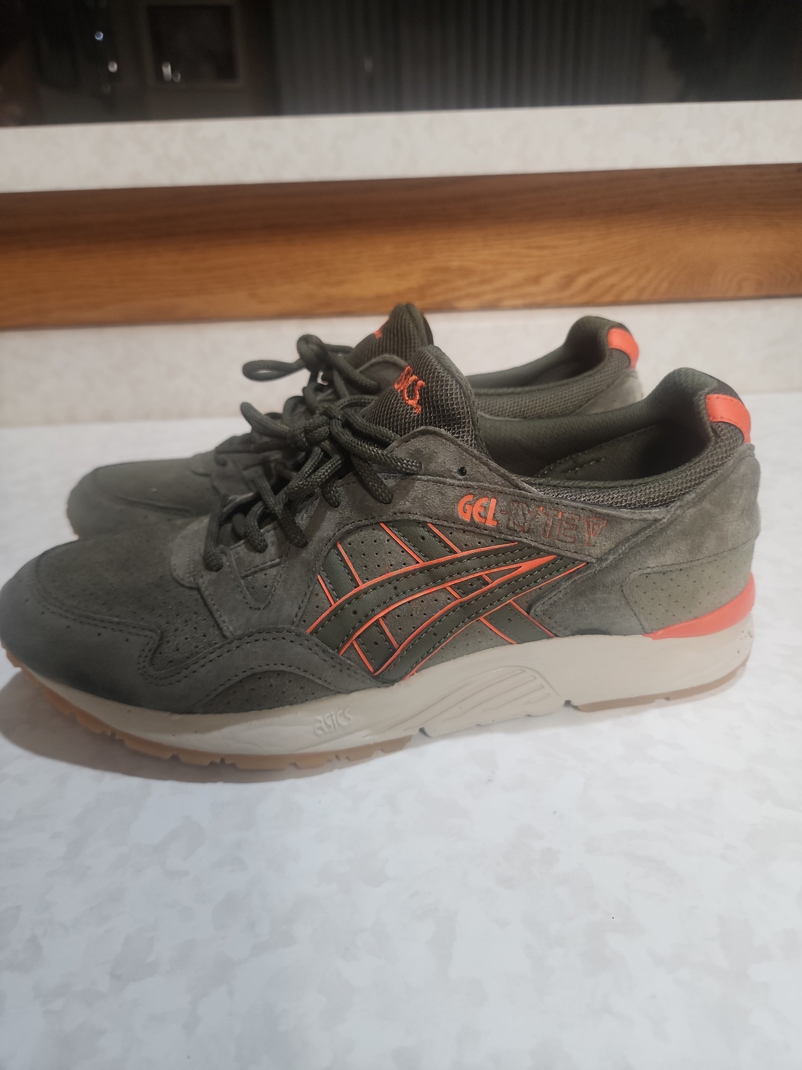 Asics gel lyte v shoes men's 10 great condition number 1362 one sole has nics..