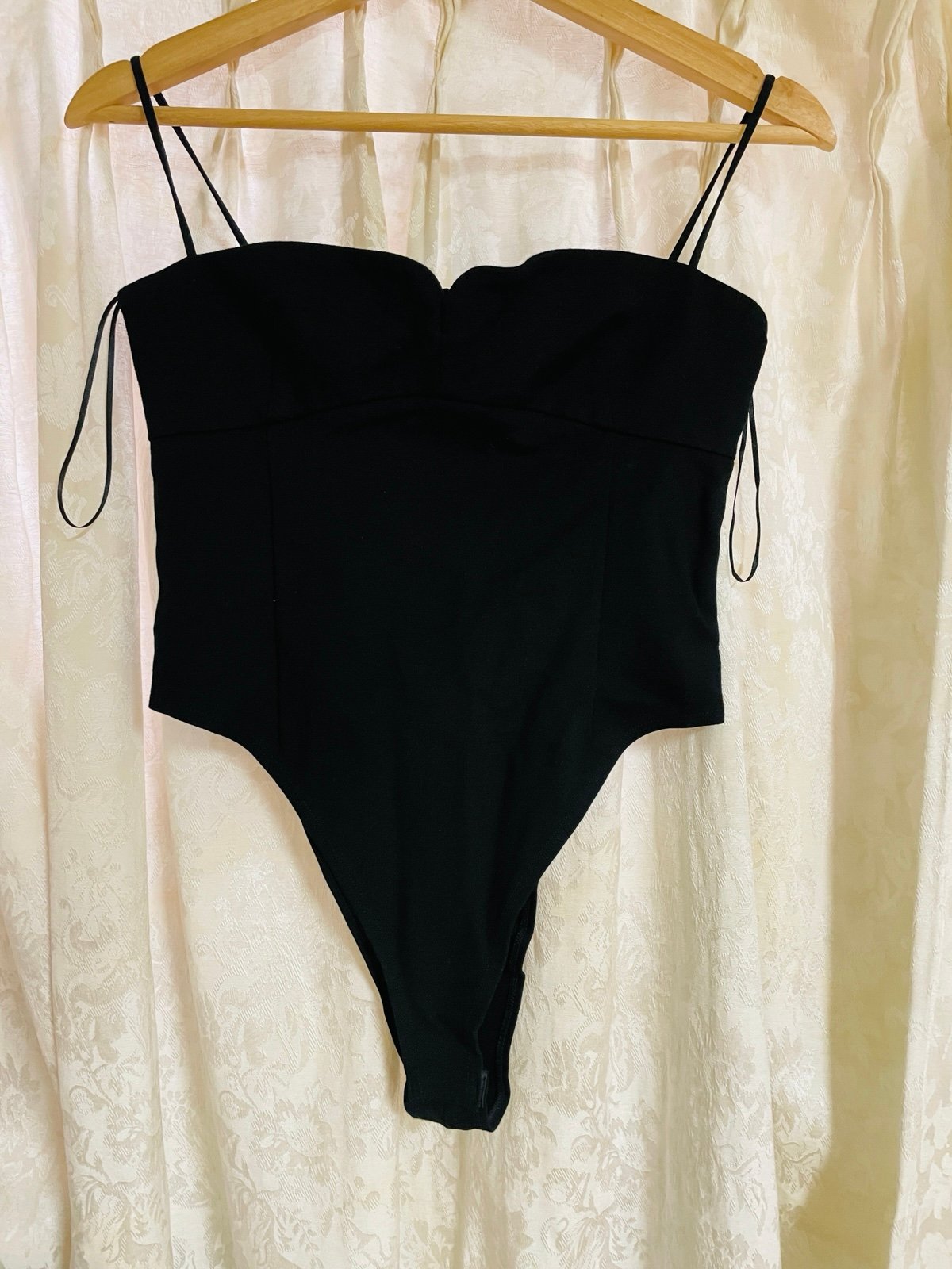 V-neck tube top with thin straps, black one-piece, slimming bottoming top
