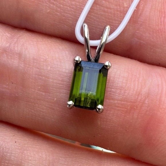 Vintage Solid 14k white gold engine 1.38ctw genuine green tourmaline pendant