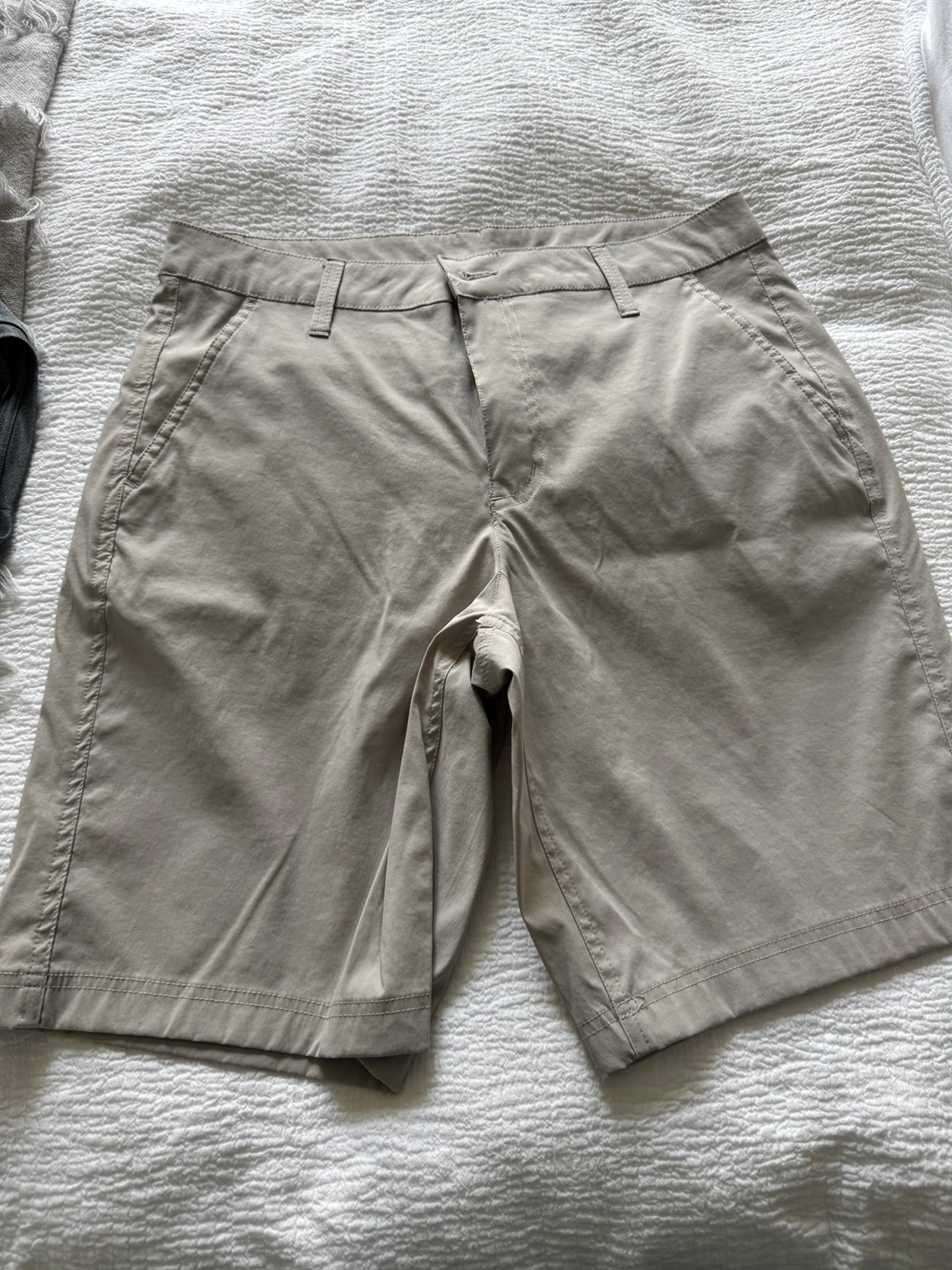 Eddie Bauer men’s size 32 beige shorts
