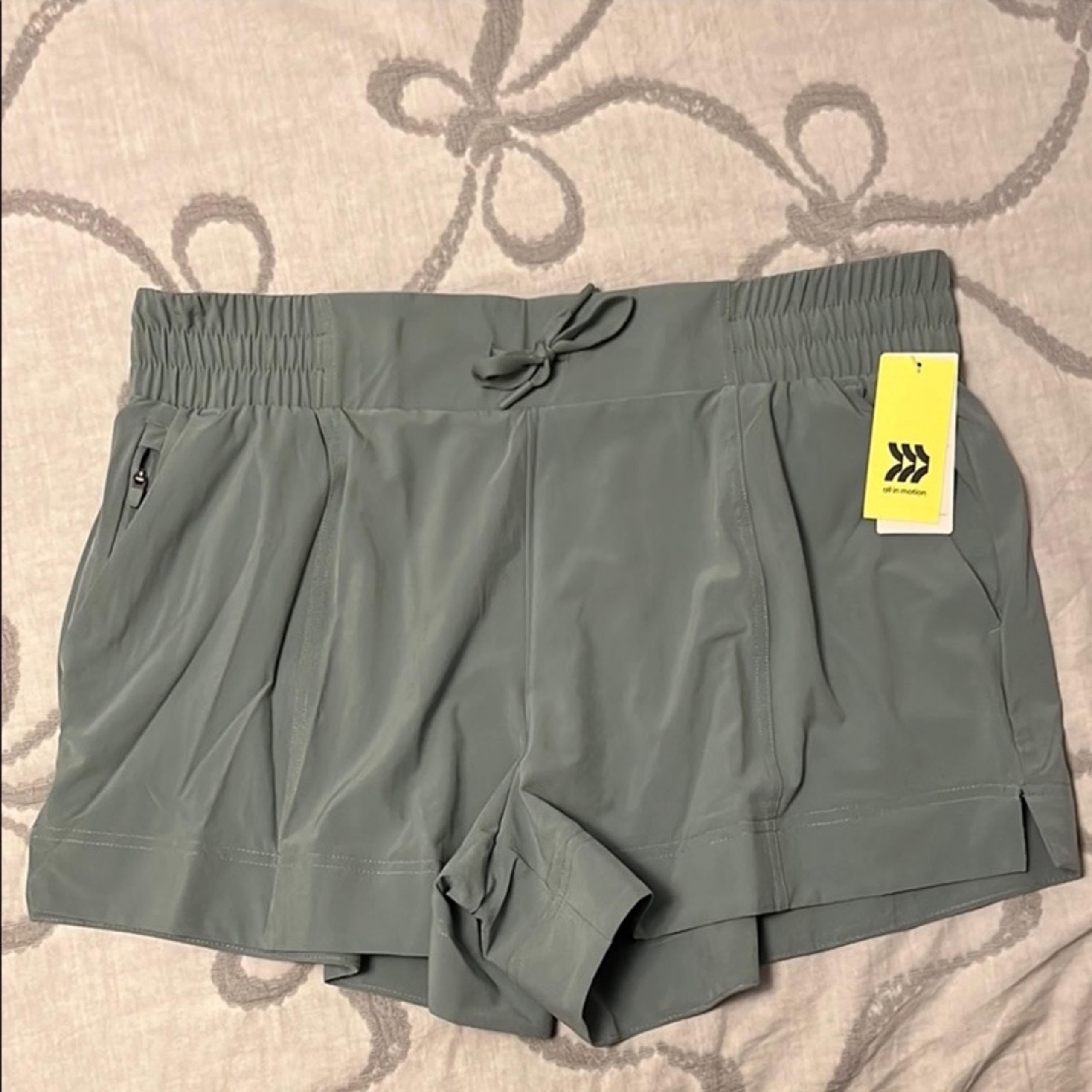NWT All in Motion Woven 4” Shorts Large