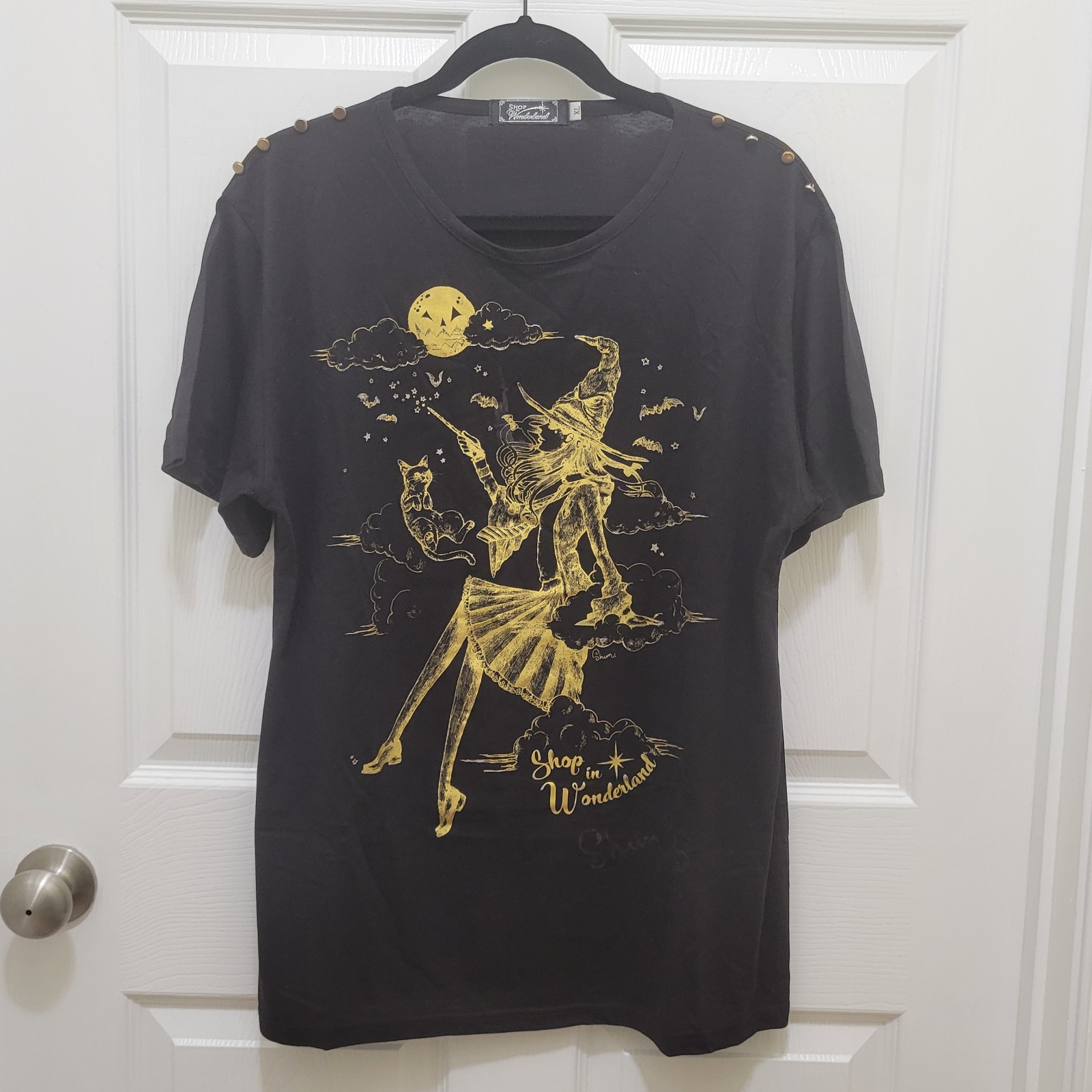 Shop in Wonderland Witch Foil Top