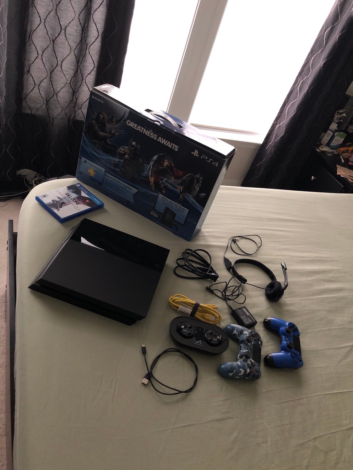 PlayStation bundle PS4 black 500gb 1 game 2 controllers extras