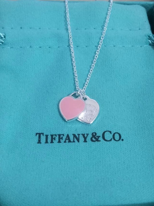 The heart necklace has a case and a dust bag