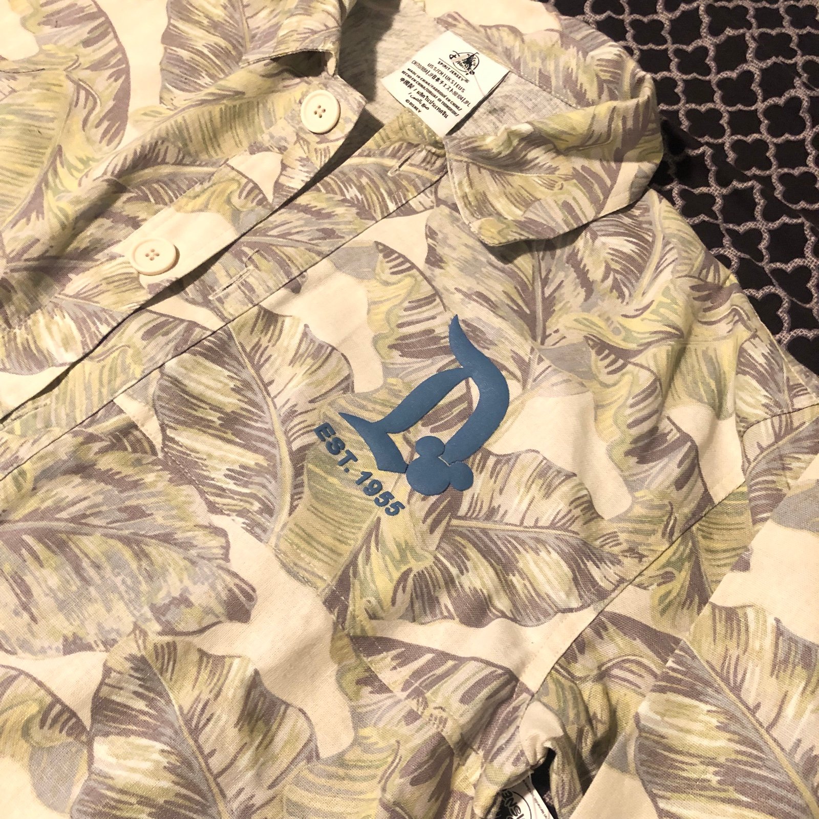 Disney Parks Spirit Jersey Disneyland Hawaiian Button Up Leafs Mens Size Small