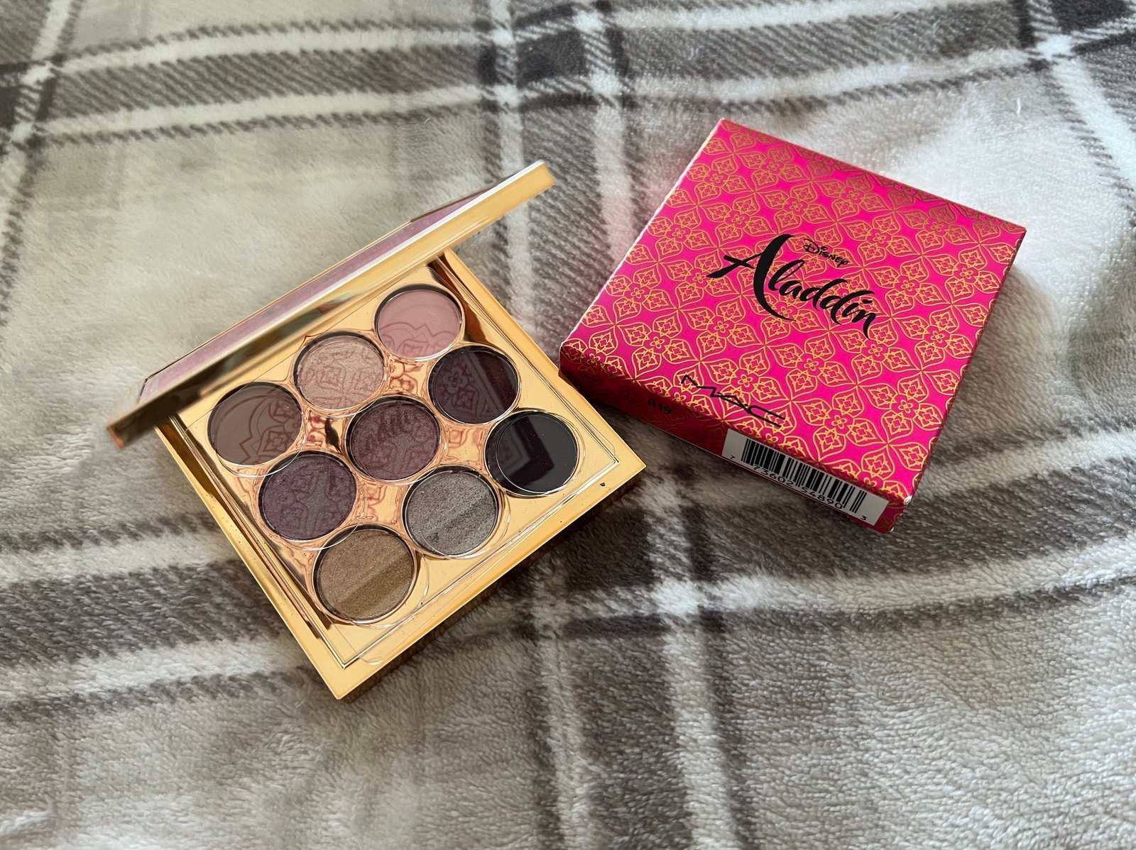 MAC ALADDIN EYE SHADOW X 9 PRINCESS JASMINE PALETTE NEW NWB