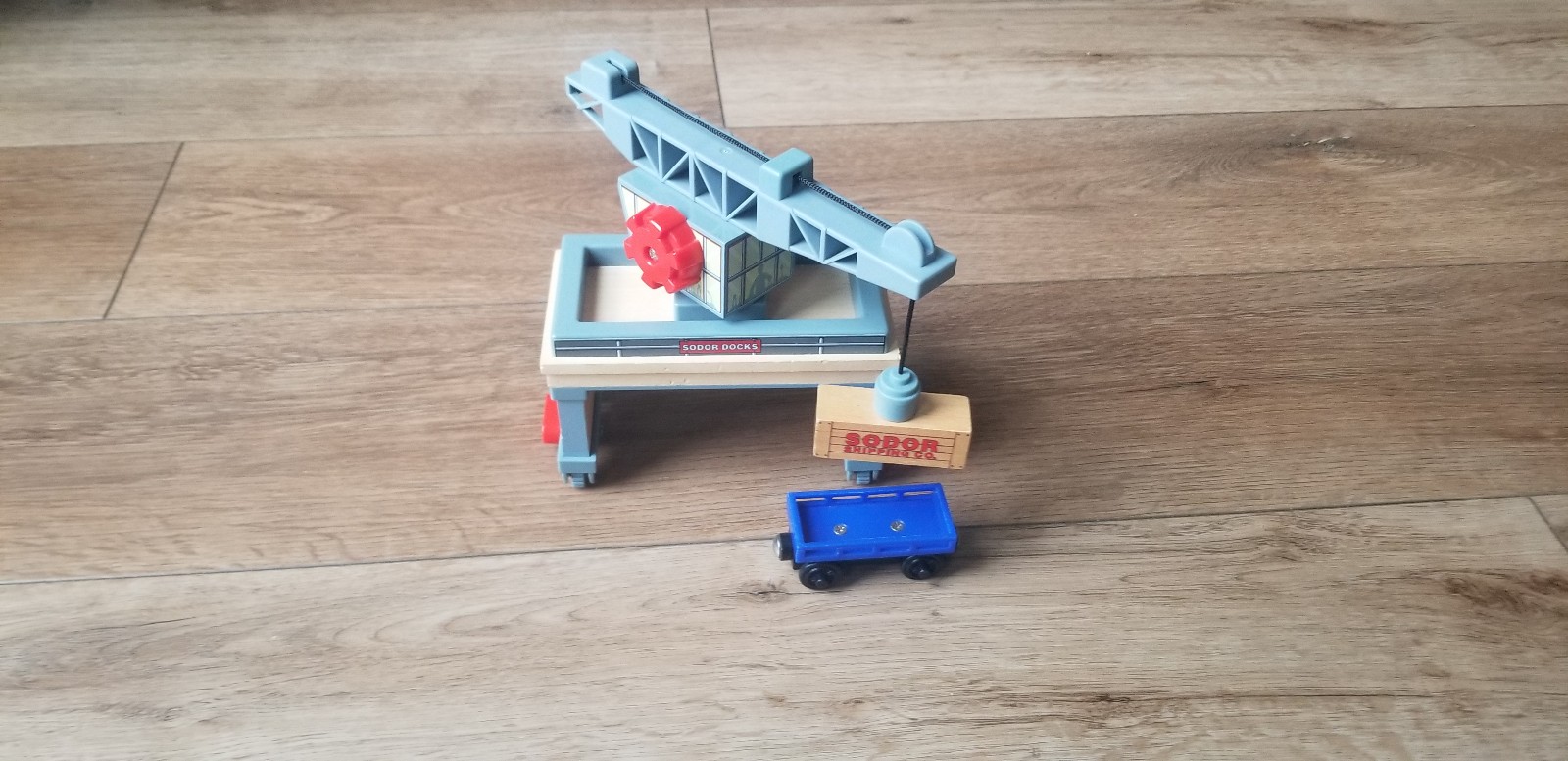 Wooden railway thomas the train Sodor docks rolling gantry crane with cargo car