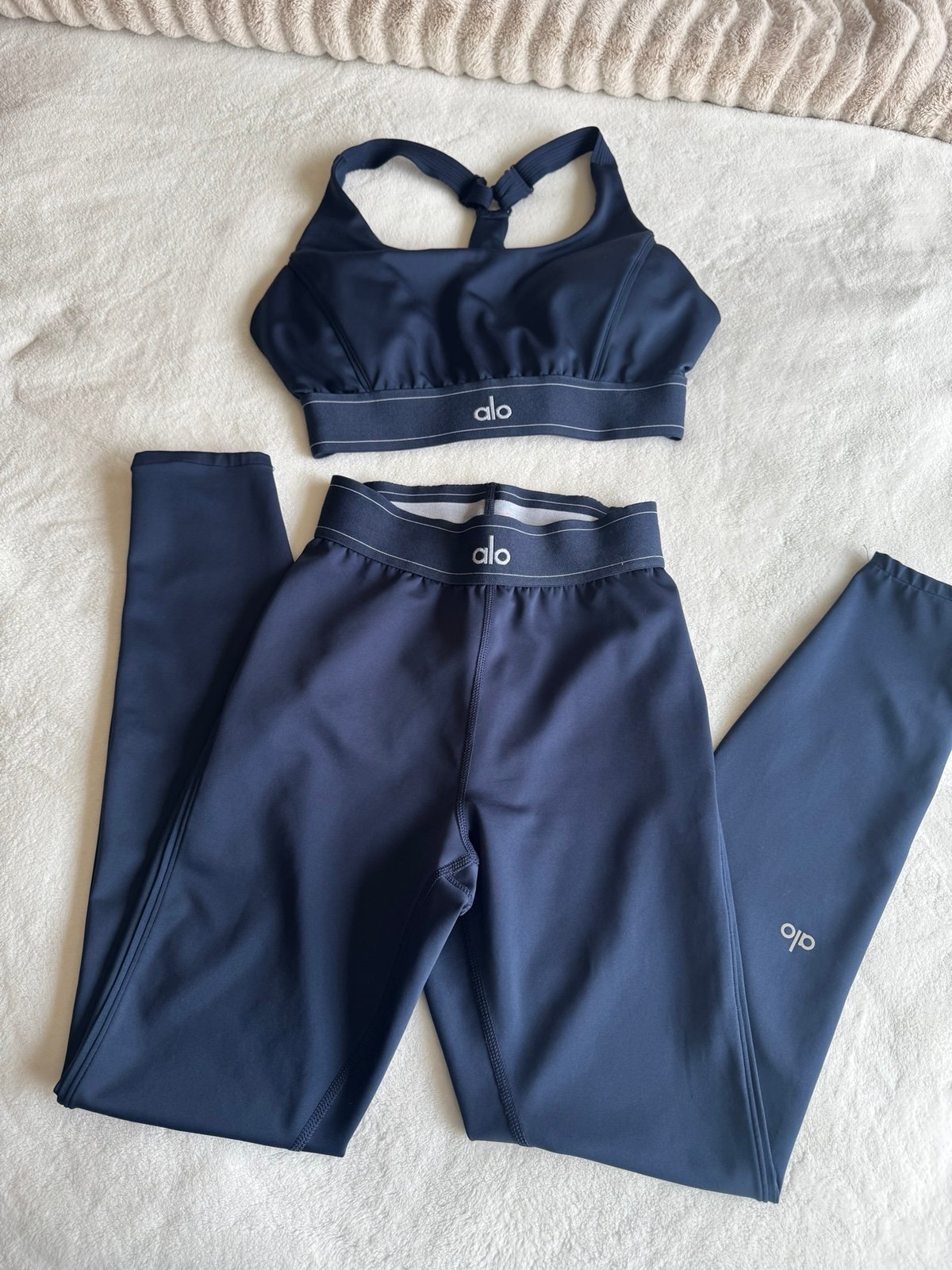 Alo yoga set. Leggings and sports bra