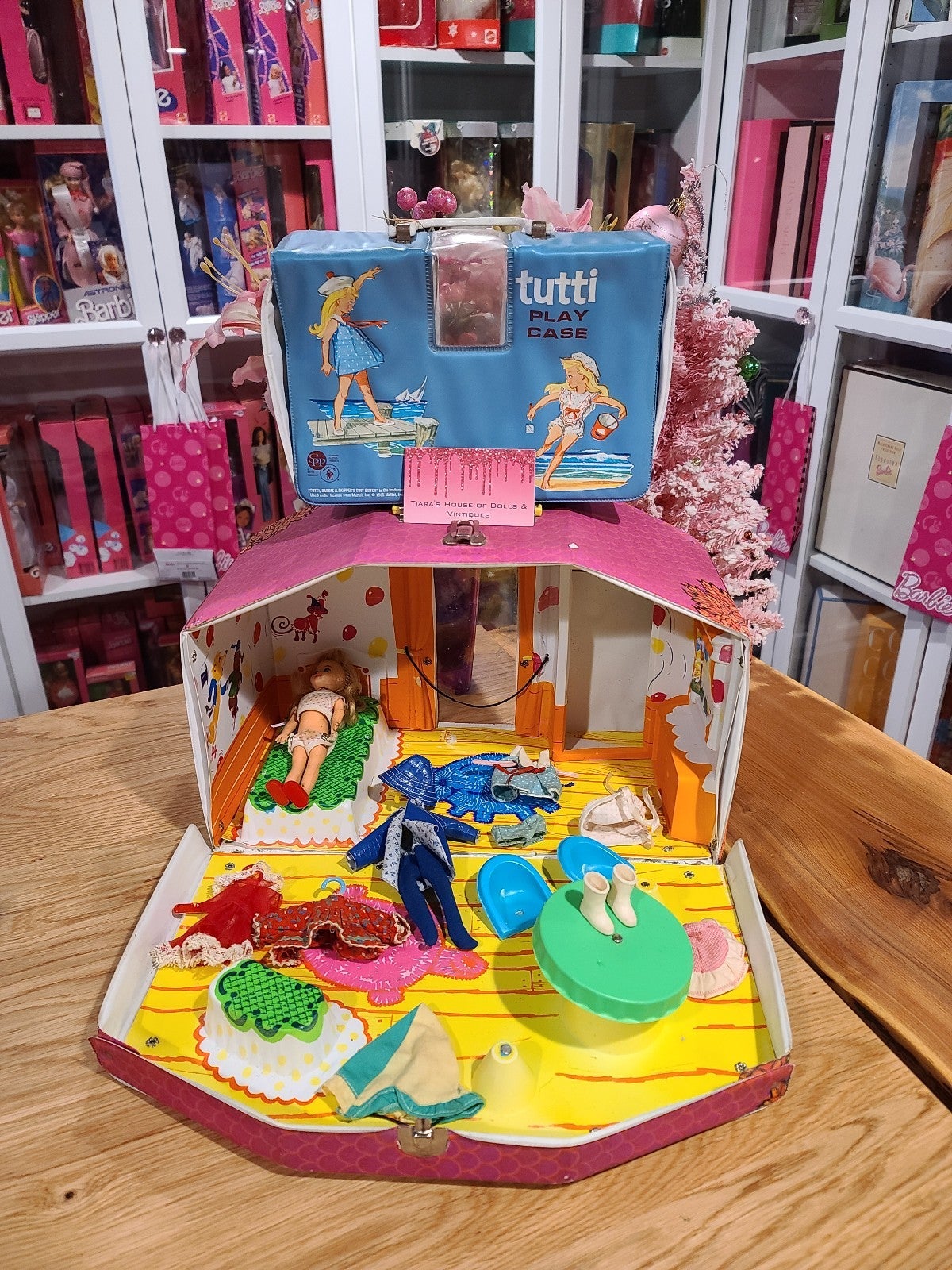 VINTAGE 1965 TUTTI PLAYHOUSE CASE DOLL & ACCESSORIES!