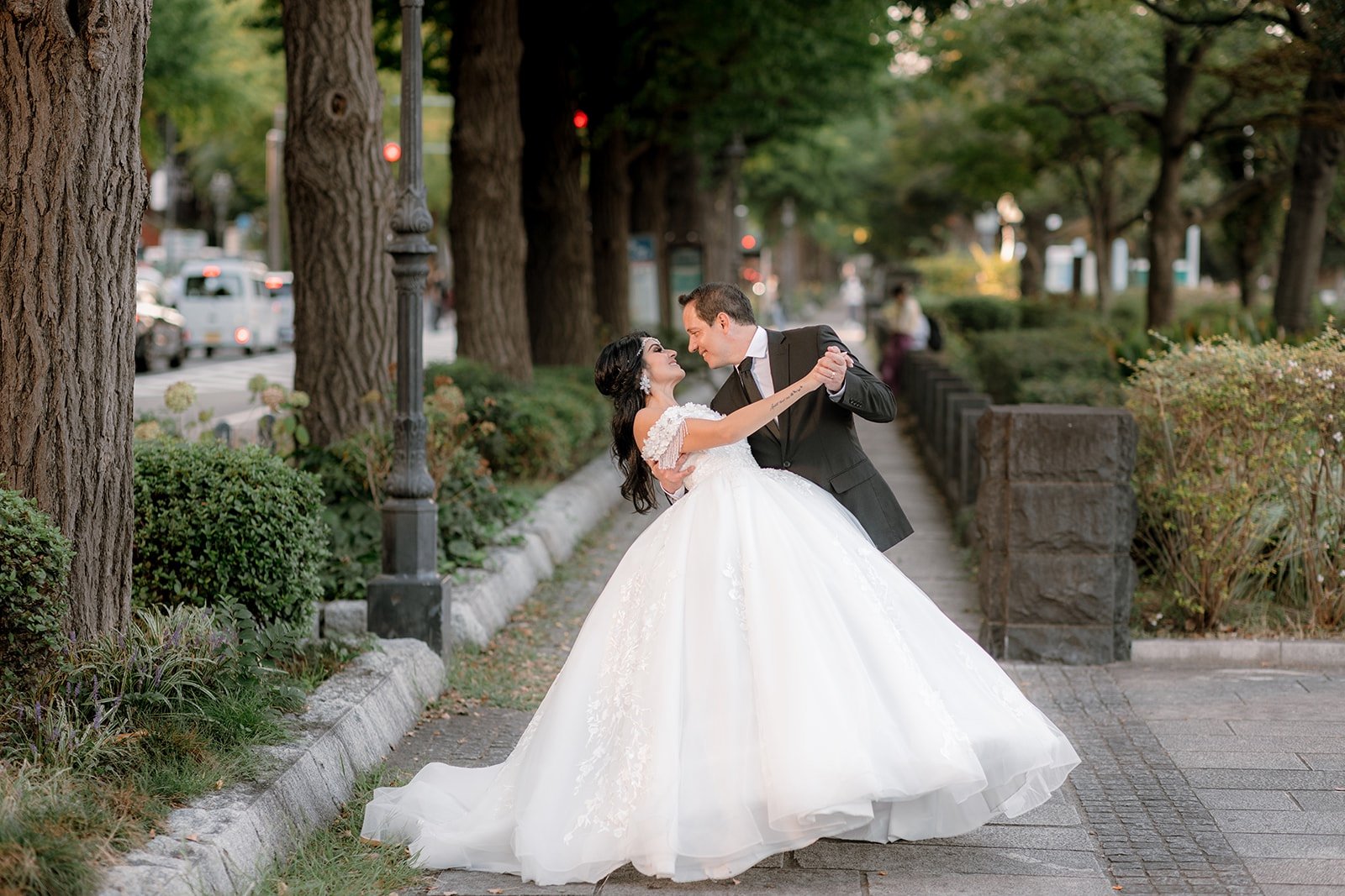 Off Shoulder Style Luxury Ball Gown Wedding Dress