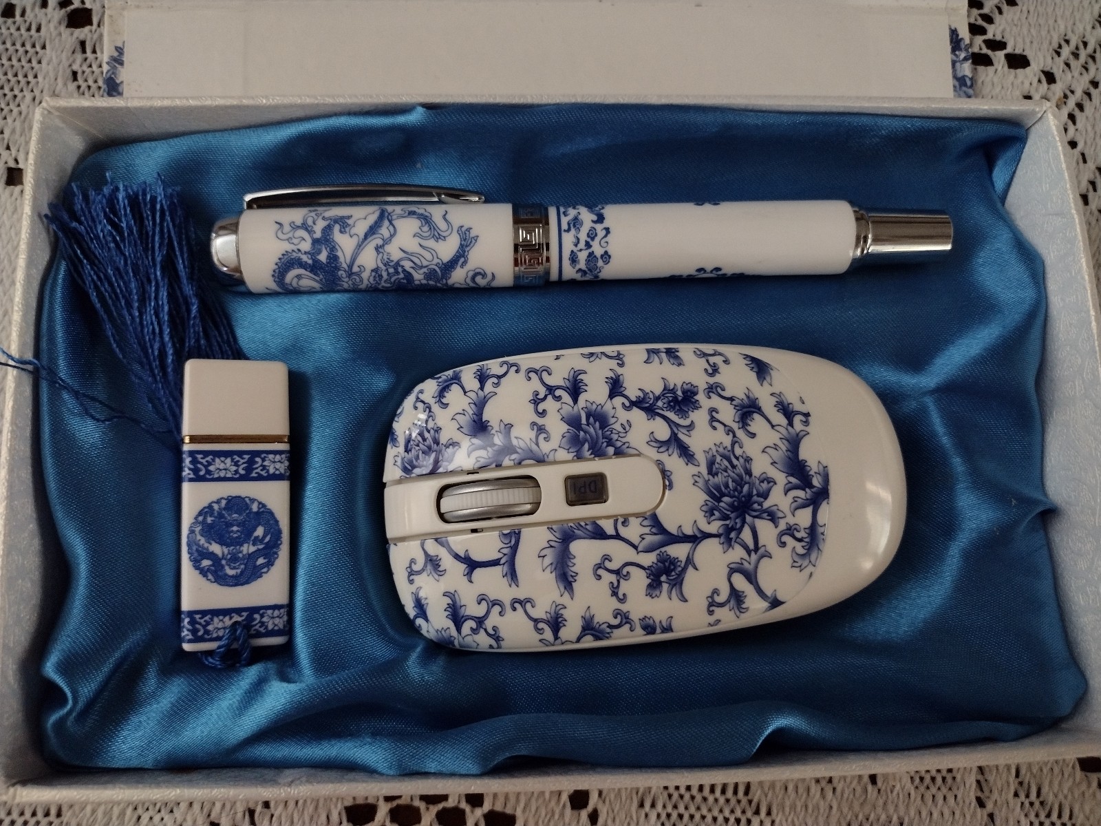 Blue and White Porcelain Pen and Mouse
