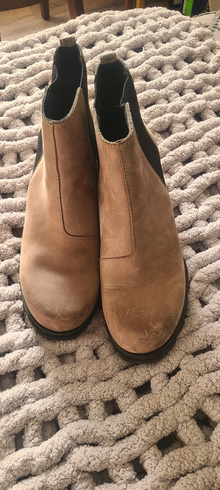 Sorel Joan of Arctic Wedge II Chelsea boots in a brown beige  color.