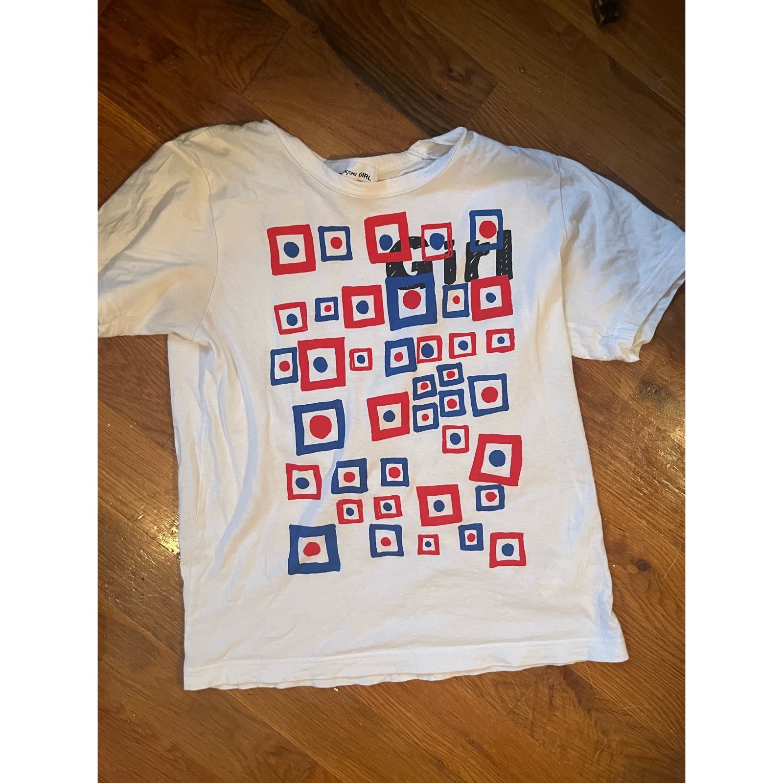 conme des garcon cotton tee with a mod geometric pattern