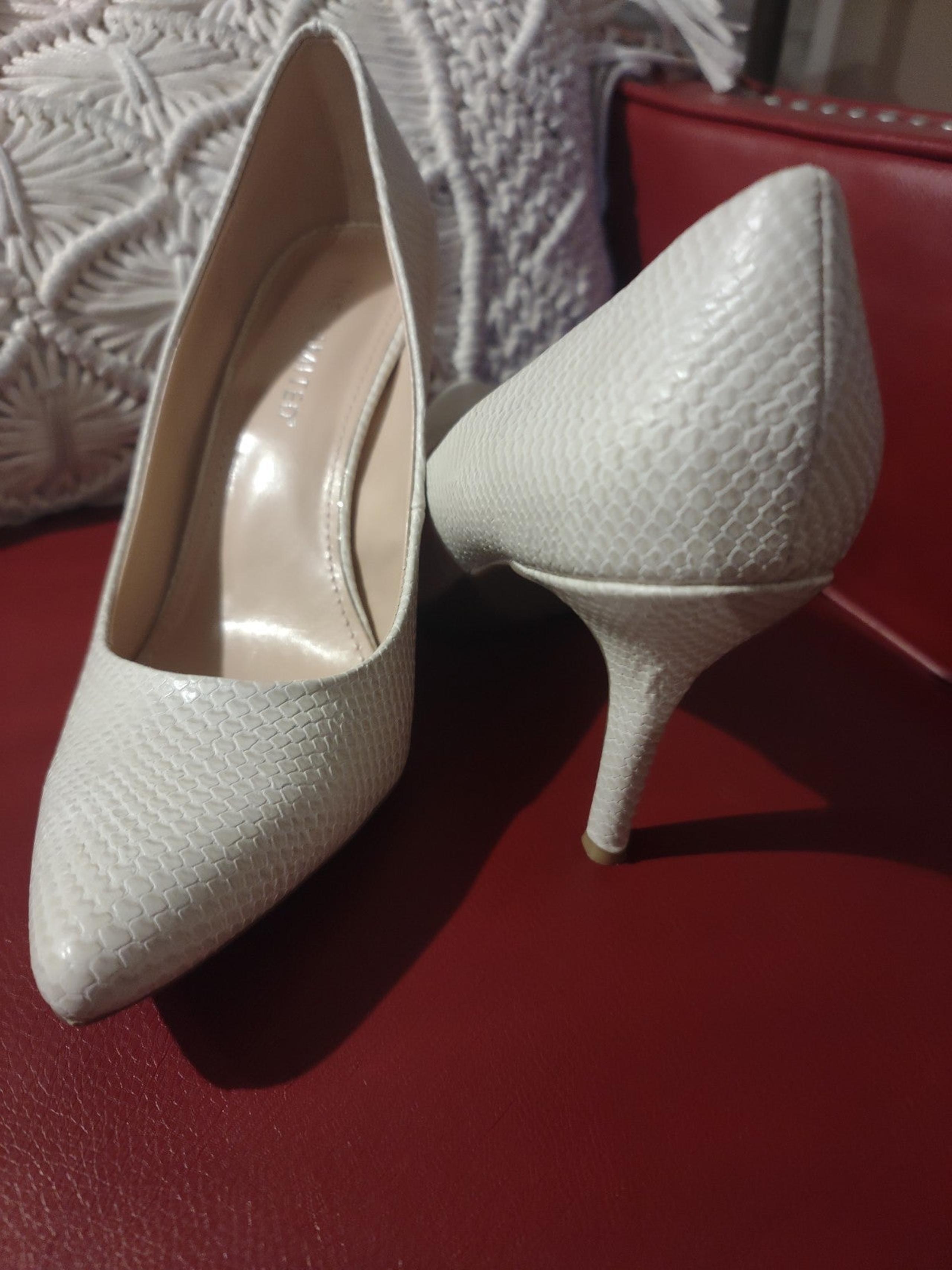 SIZE 9 THE LIMITED PUMPS