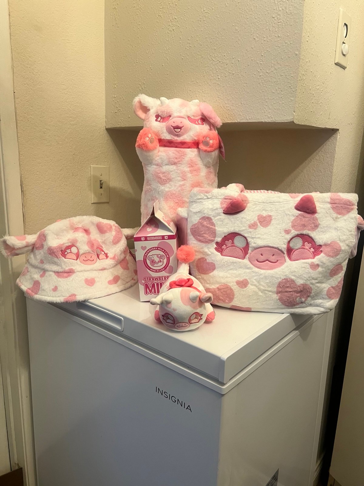 Aphmau MeeMeow Strawberry Milk Cow Bundle