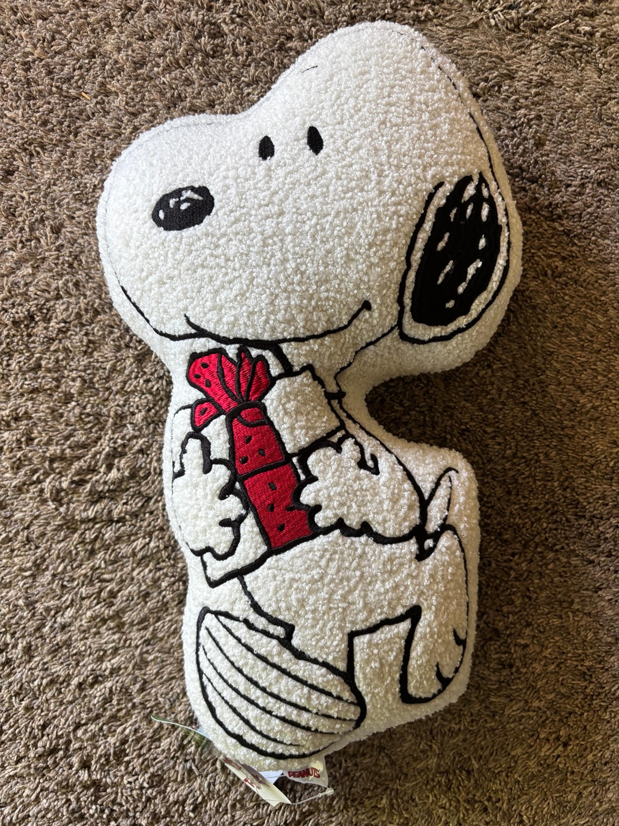 Peanuts Snoopy with gift decorative throw pillow