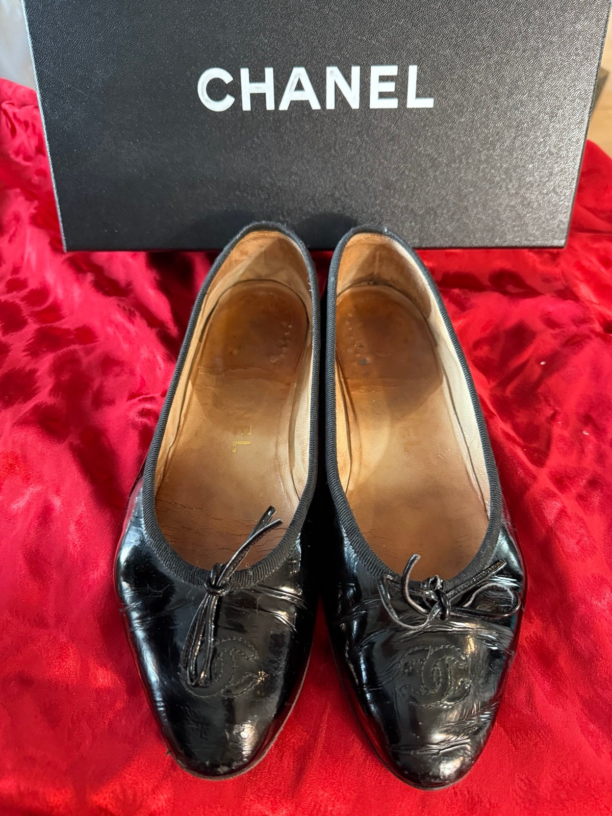 Vintage 1990s Chanel patent leather ballet flats