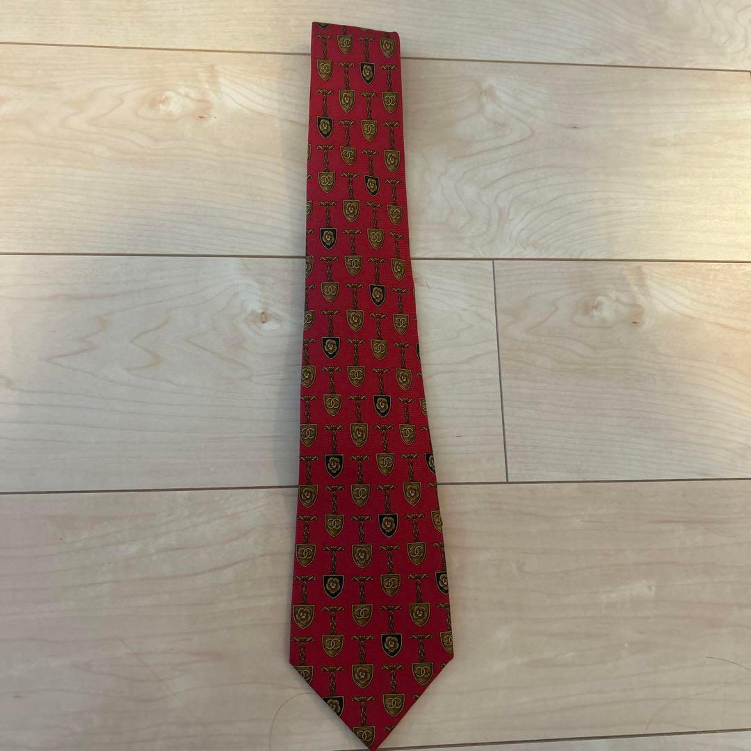 CHANEL emblem red tie