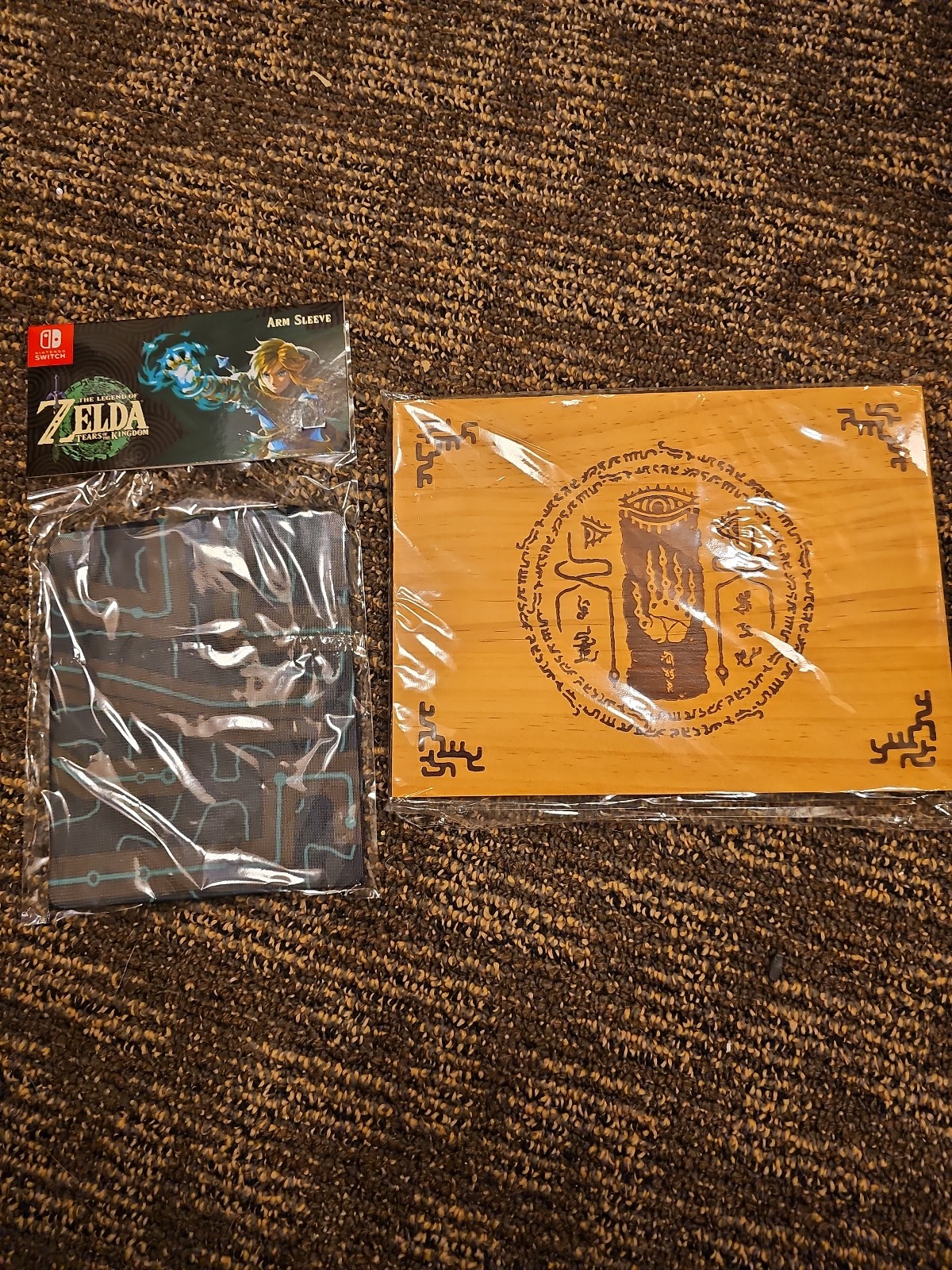 Legend of Zelda Tears of the Kingdom Promo ItemBundle Wooden Plaque & Arm Sleeve
