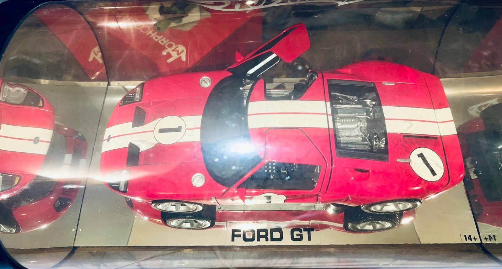 H2757 1/18 Ford GT Model safely preserved in case