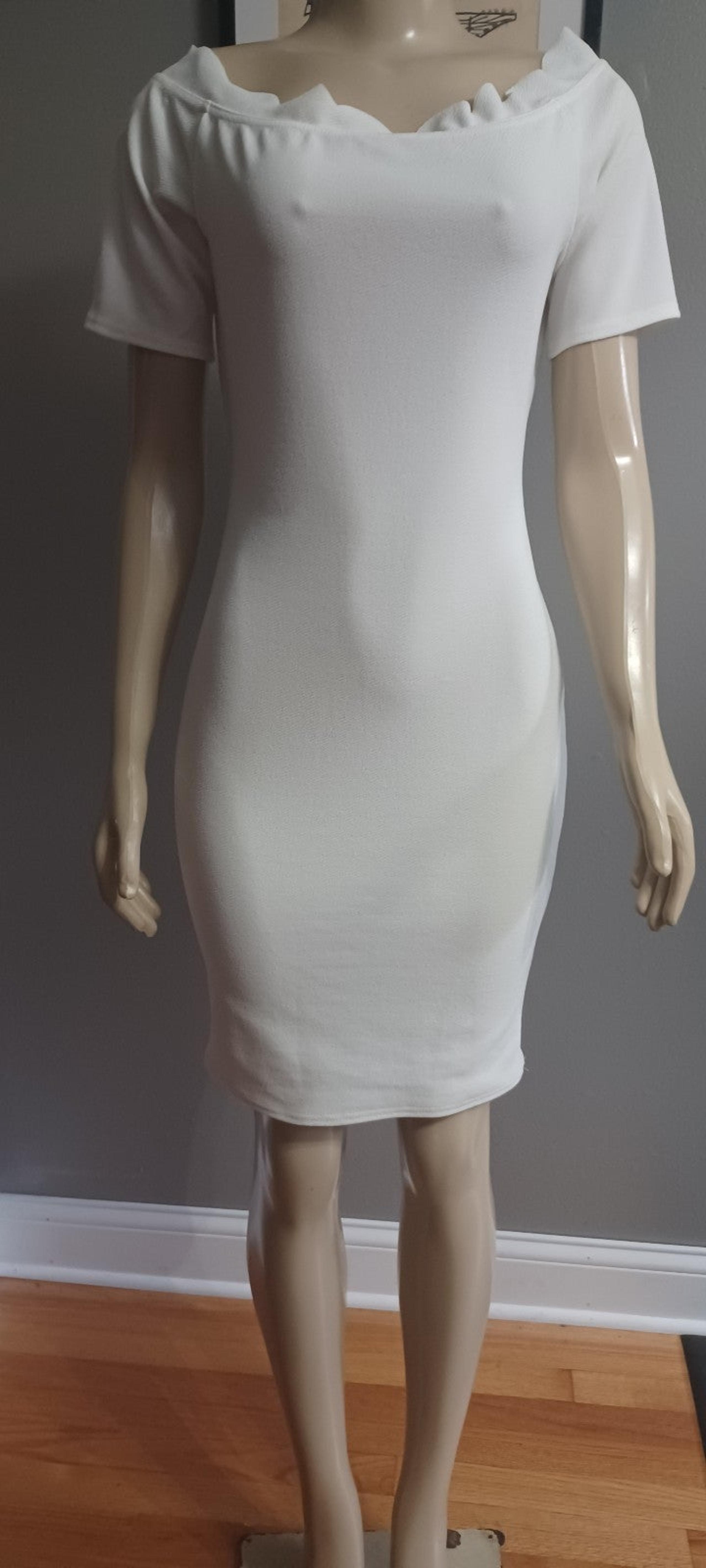 boohoo NWT body hugging Dress. Size 12 off white/cream color