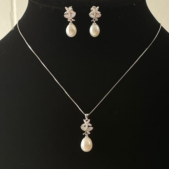925S White Cultured Freshwater Pearl Pendant Necklace And Stud Earring Set‎