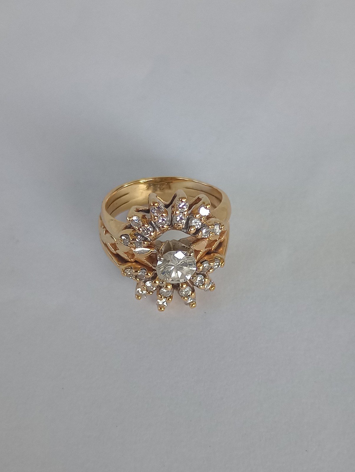 Beautiful 14k gold ring with white diamonds Sz 5