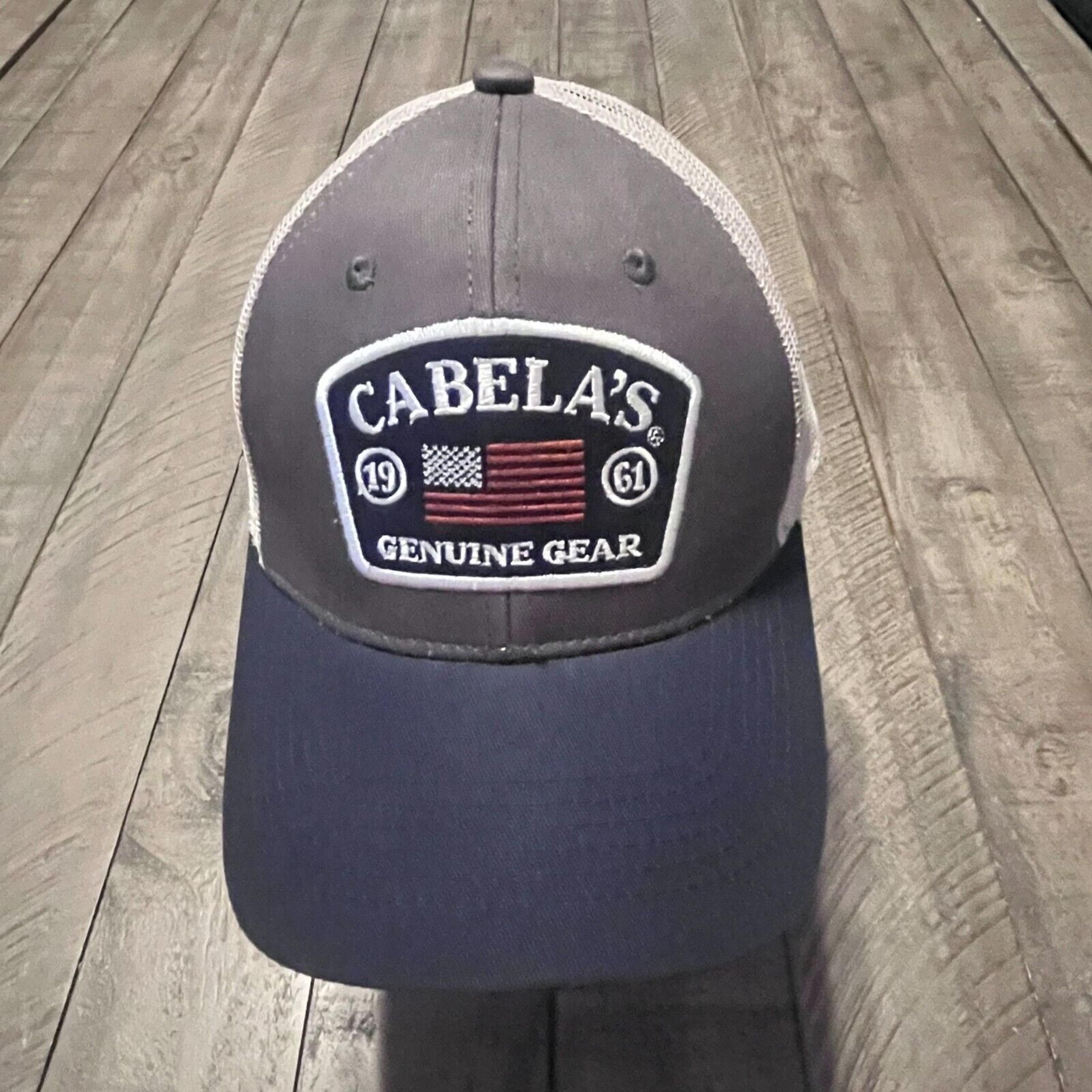 NWOT CABELLA'S Gray/Blue/Beig e Mesh Snapback Embroidered Logo American Flag