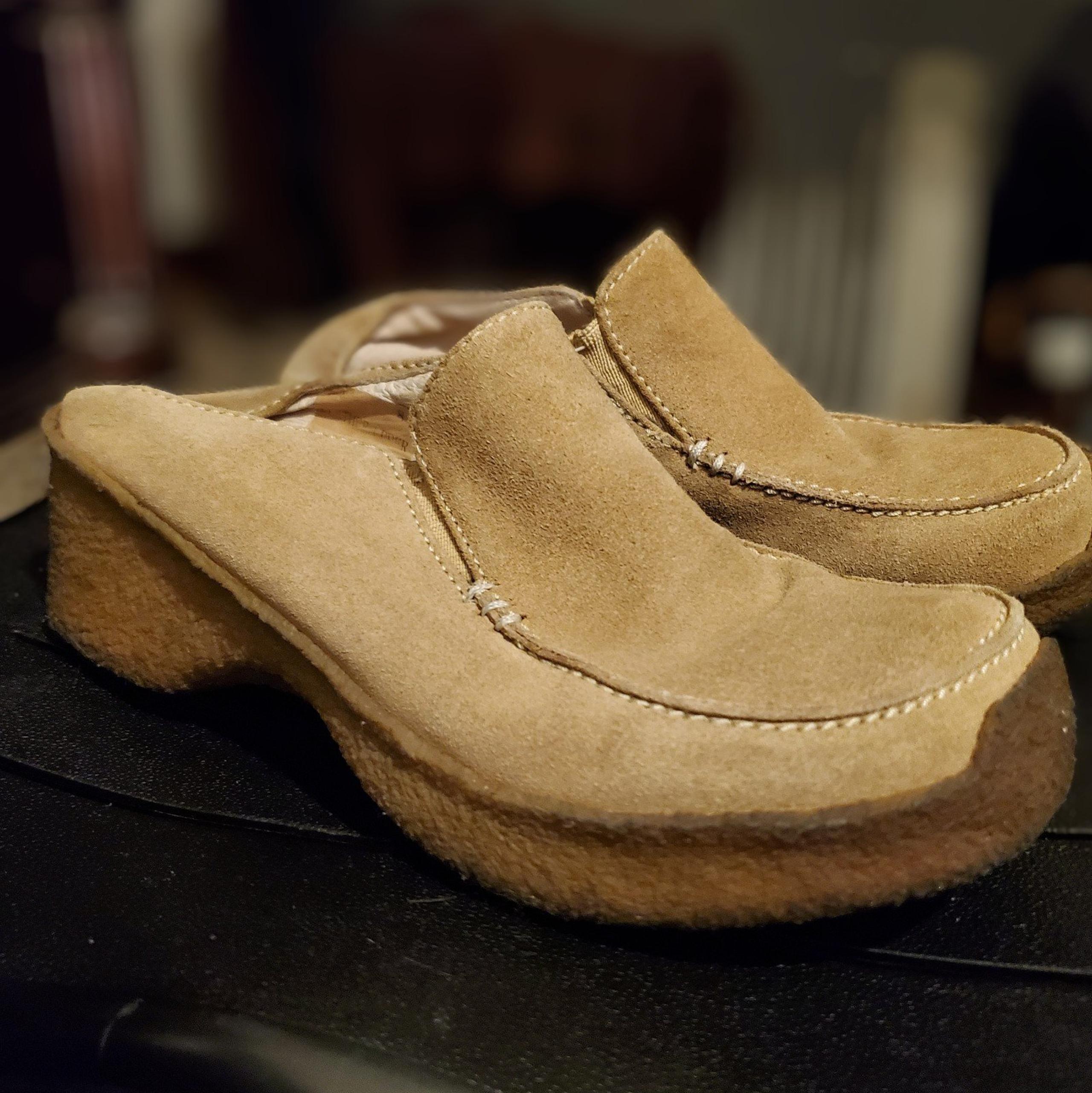 VINTAGE 2000'S YELLOW BOX  WOMEN'S BEIGE SUEDE CLOGS SHOES SIZE 8M