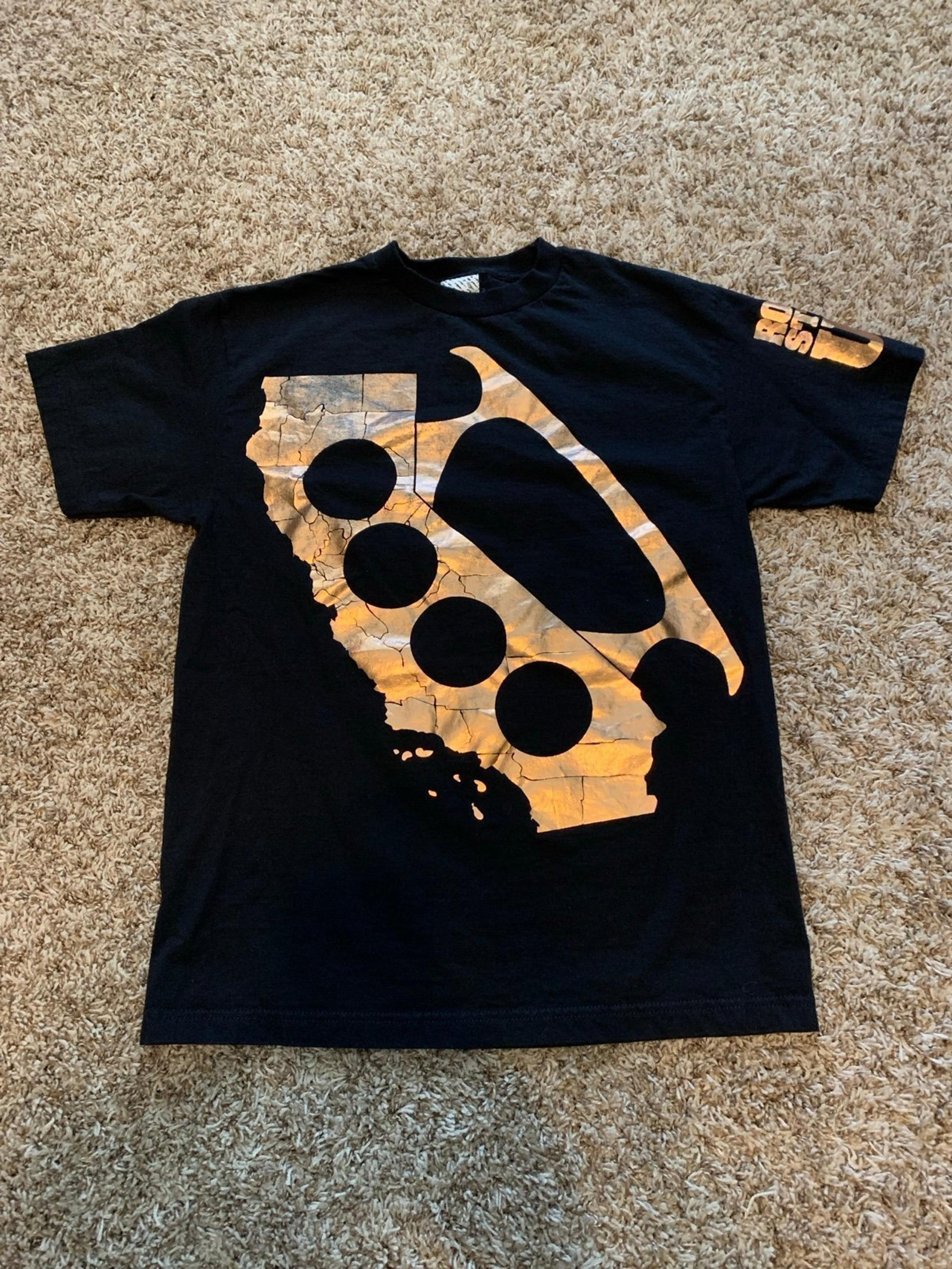 Rogue Status Brass Knuckles Tee gold foil size medium NWT