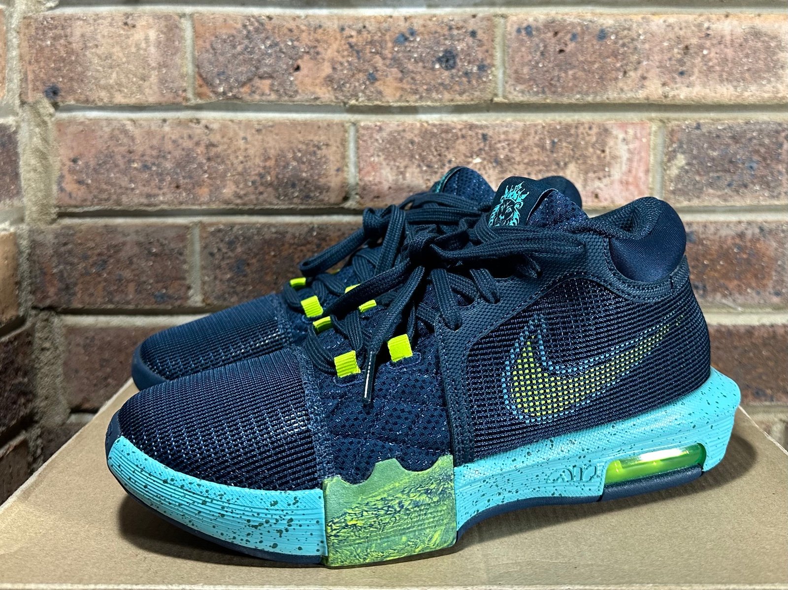NIKE LeBron Witness VIII Basketball Shoe FB2239-402 Men’s 6.5 BRAND NEW