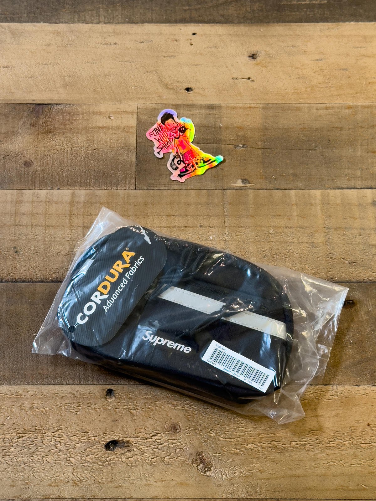 バッグ supreme mini messenger bag ?media_id=3577788954231707603