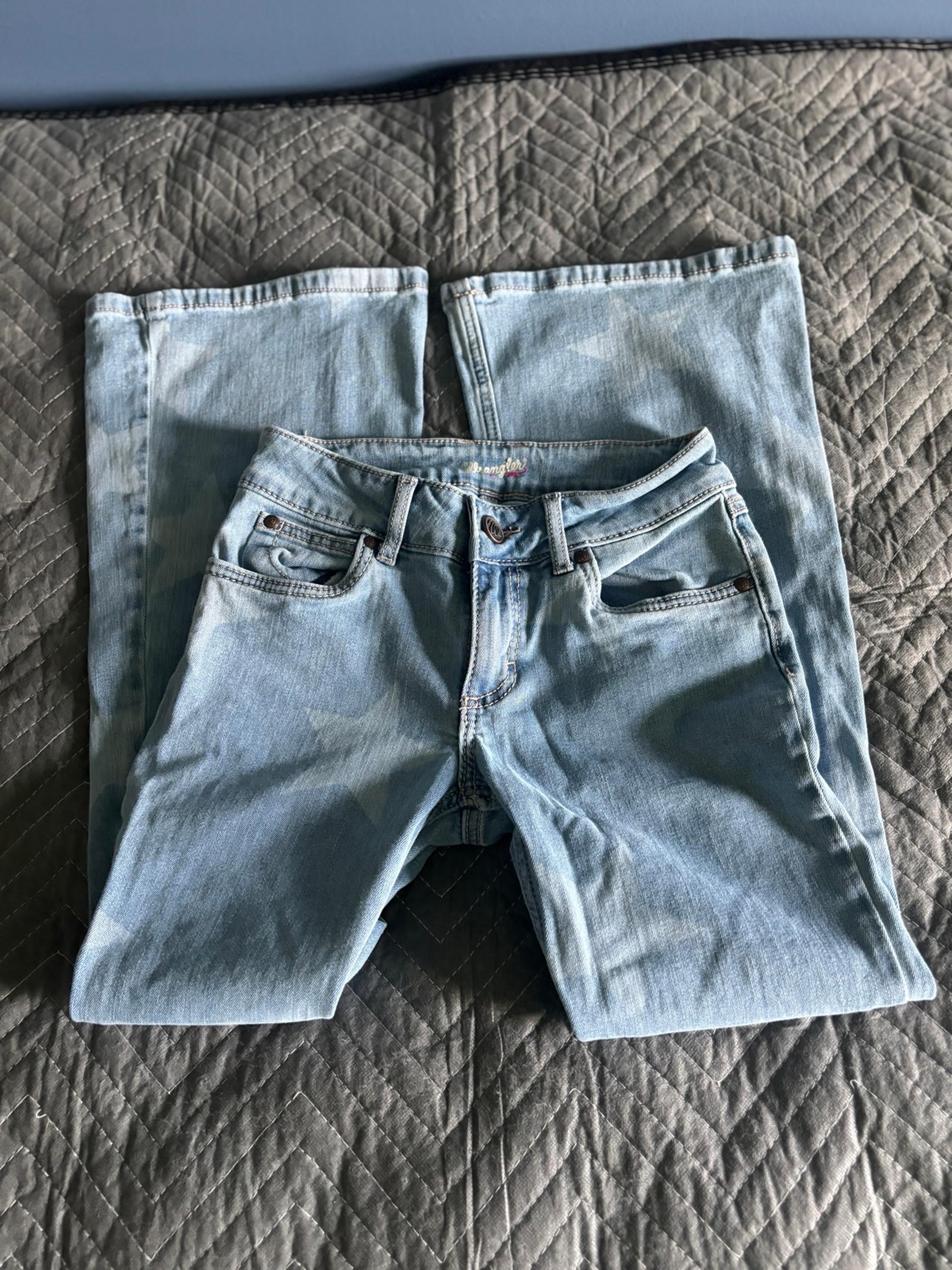 Wrangler Jeans Women’s 26x30 Star Design 
Excellent condition. Flare. Light wash