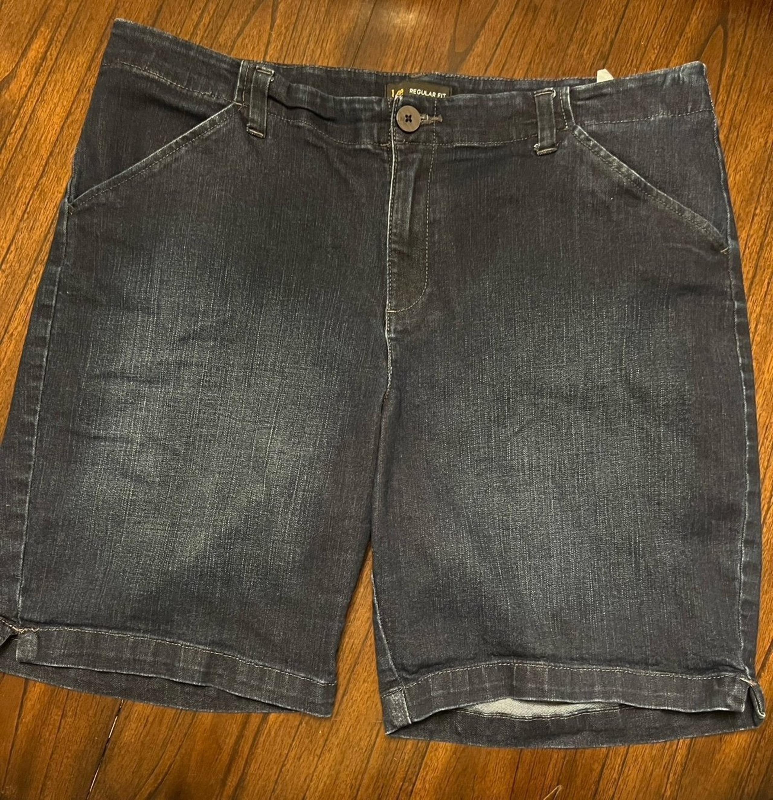 Dark blue Lee’s midrise women’s denim shorts new size 16