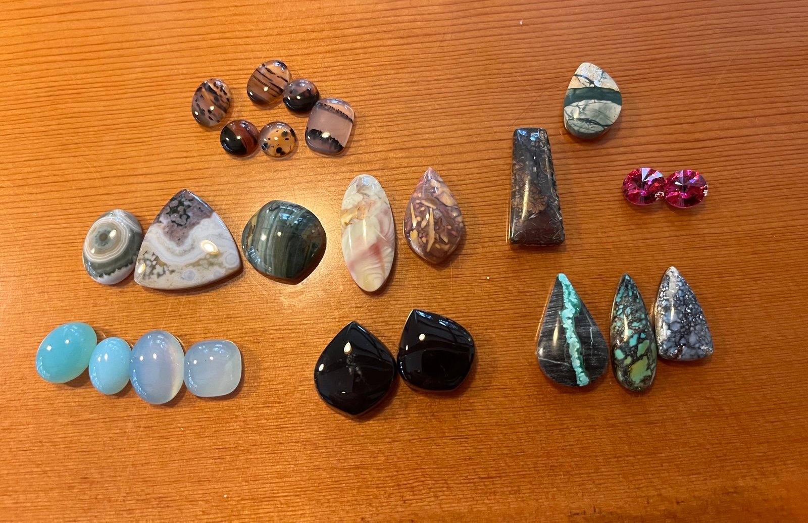 Cabochon mixed lot.