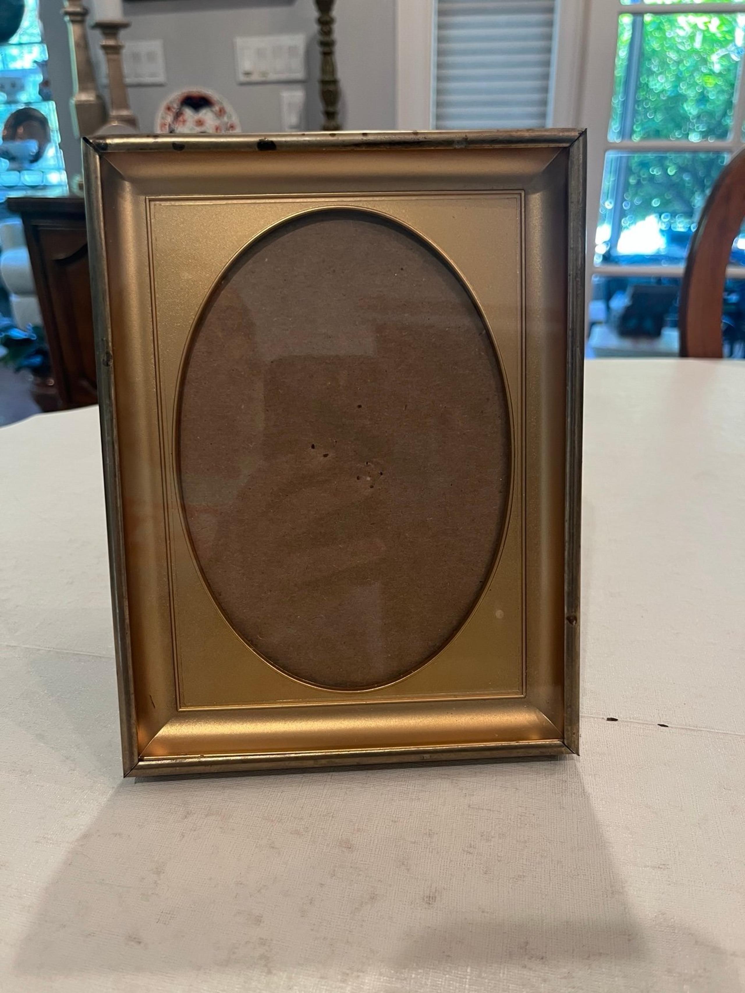 Vintage gold tone brass frame with oval matte. Shadow box style. GUC!