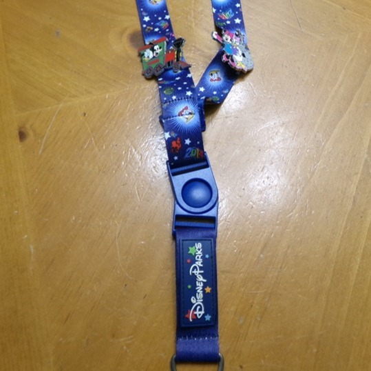 COLLECTION RARE RETIRED DISNEY WORLD LANYARD + PINS MINNIE DONALD GOOFY & DAISY