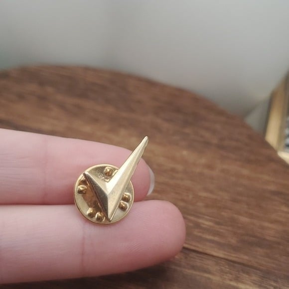 Check mark vintage pin B526