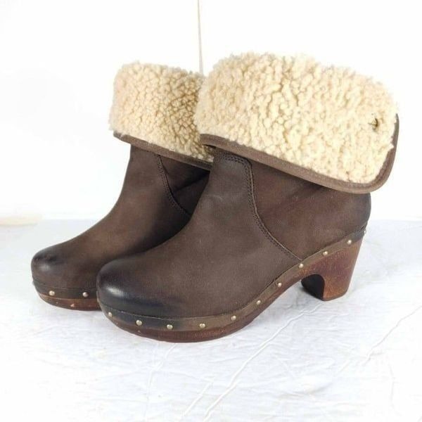 UGG Women's Lynnea US 7 Fold Over Leather Brown Shearling Cuff Clog Boot