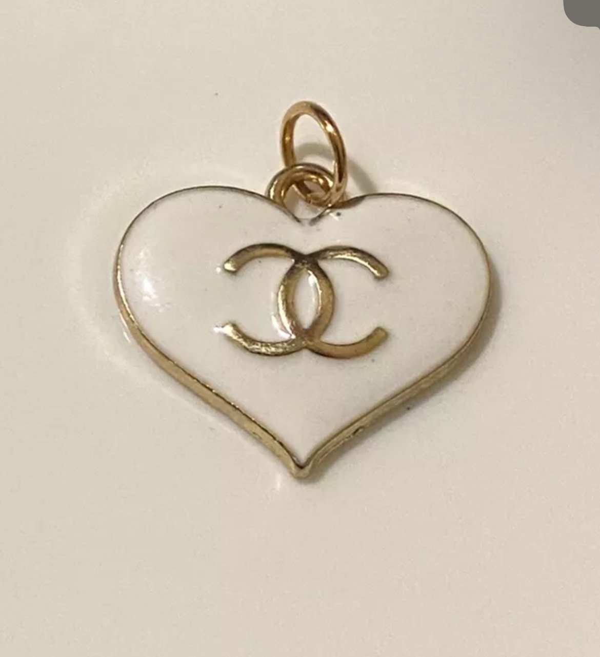 Chanel vintage Resin Gold heart shape 22 mm