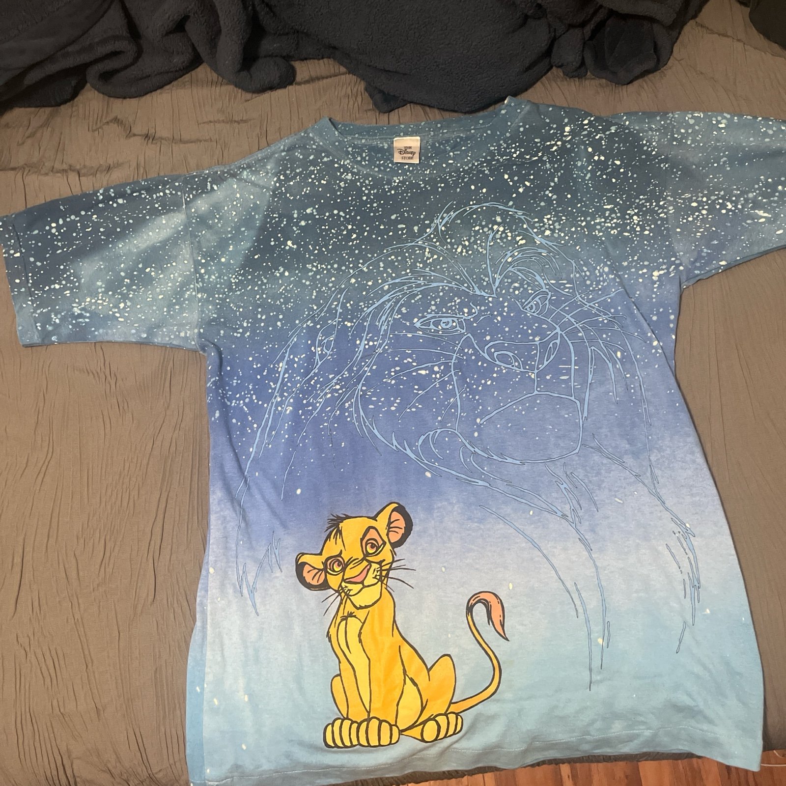Rare lion king AOP on very good condition measurements are 23 pit to pit